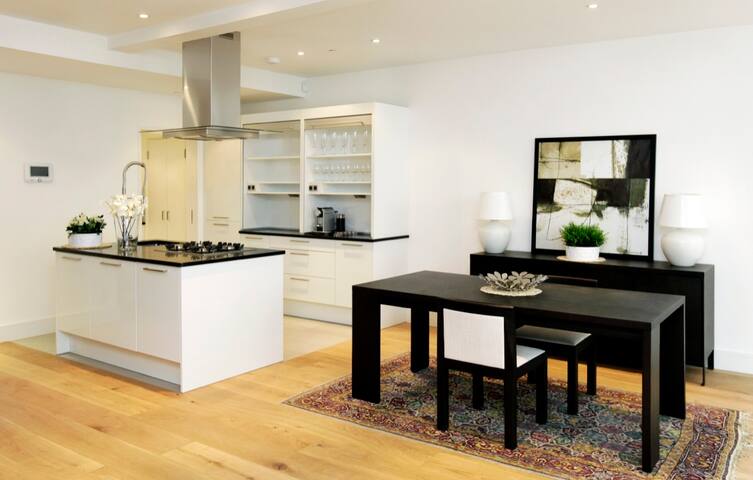 Hidden Gem In A Quiet Kensington Mews gallery image 2