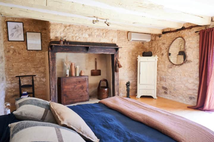 Une chambre cosy et reposante ! Profitez d’un lit queen size confortable (160 cm) dans un espace chaleureux et apaisant. Idéal pour des nuits paisibles au cœur du Périgord Noir.