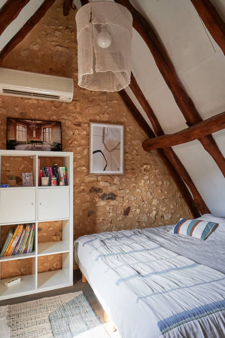 Une chambre cosy et reposante ! Profitez d’un lit king size confortable (180 cm) dans un espace chaleureux et apaisant. Idéal pour des nuits paisibles au cœur du Périgord Noir.