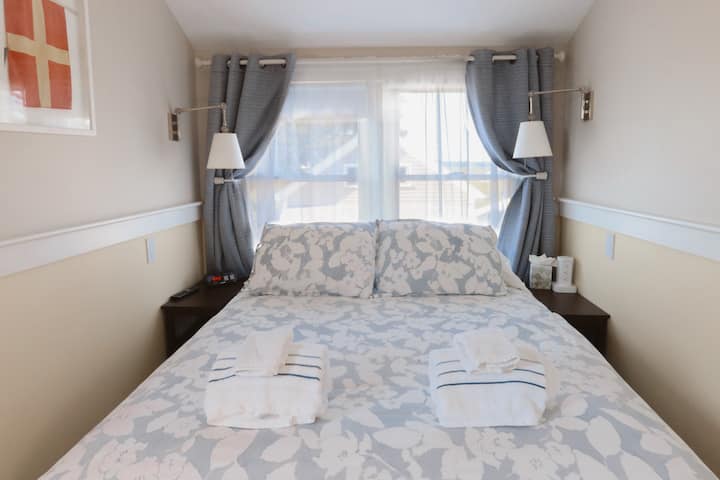 Este es el dormitorio principal. Tiene una televisión y una cama tamaño king. 