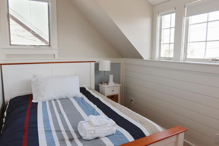 Dormitorio loft #2. Las ventanas a lo largo de todo el loft dan a la bahía y tienen los amaneceres más hermosos.