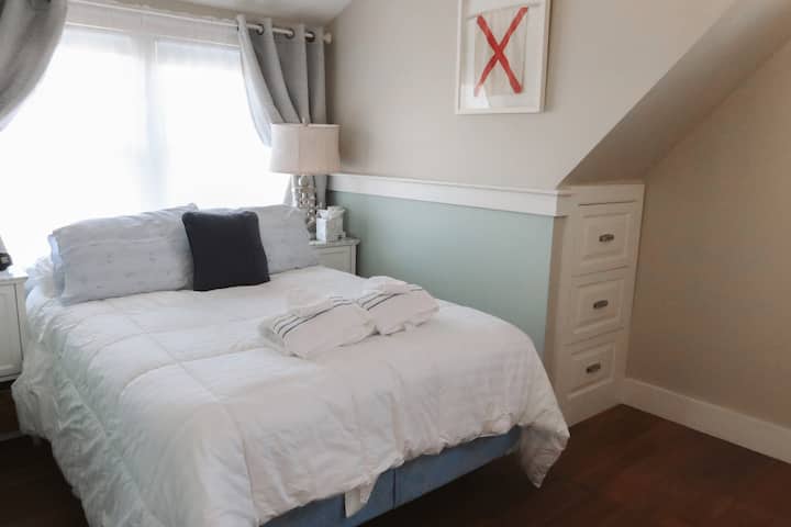 Uno de los dos dormitorios con una puerta arriba.  Nota: las paredes del dormitorio son muy altas entre las habitaciones loft y el dormitorio cerrado, pero no llegan al techo.  El espacio está abierto a medida que se acerca el techo.