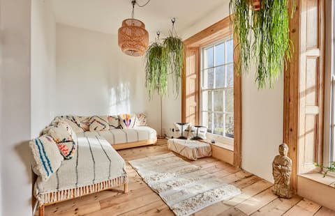 Flat in vibrant central Bristol - free parking
