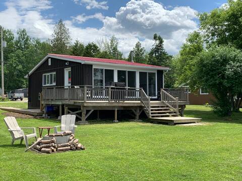 Charming cottage on the Rideau River!