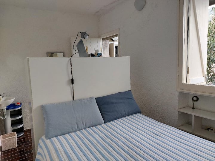 спална соба 1 надвор:  брачен кревет (1 и пол)
