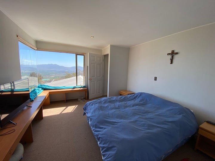Dormitorio principal en suite en segundo piso, cama dos plazas, vista panorámica, un tv conectado al wifi de 42 "