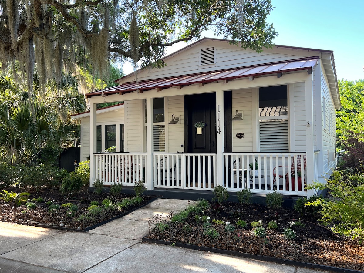 Top Airbnb: Luxuriously appointed 1920s home 2 bedroom 2 bath in Beaufort