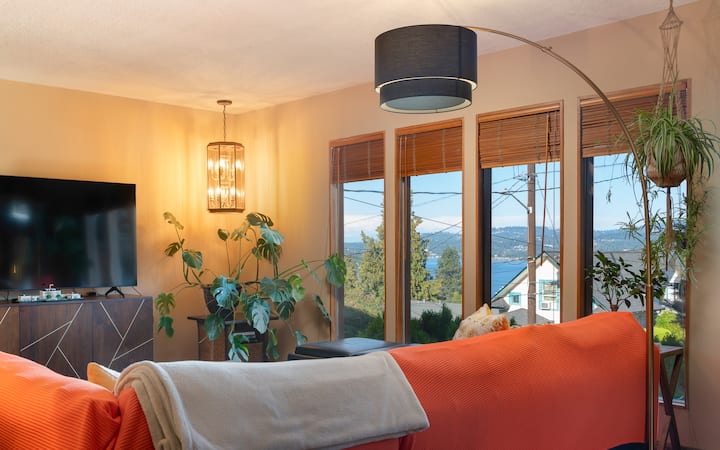 Lakeview Historic Getaway | Hot Tub & Coffee Bar - Renton, WA
