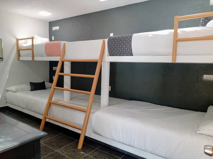 רוחב טבעי, נוחות ואור. טלוויזיה חכמה וחדר רחצה ושירותים