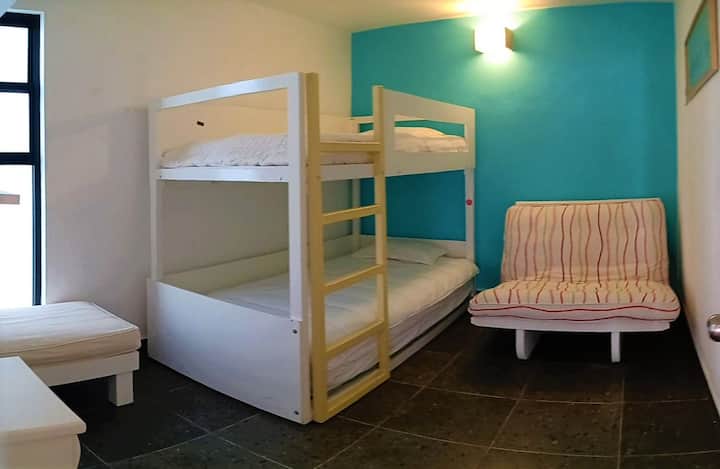 עוד מיטת קומותיים אחת, עם פוטון אופציונלי למיטה שלישית