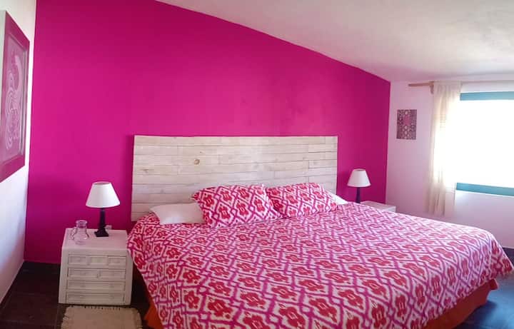 חדר שינה עם מיטת קינג סייז למי שזקוק למרחב 