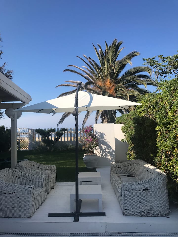 Villa with swimming pool and direct access to the sea