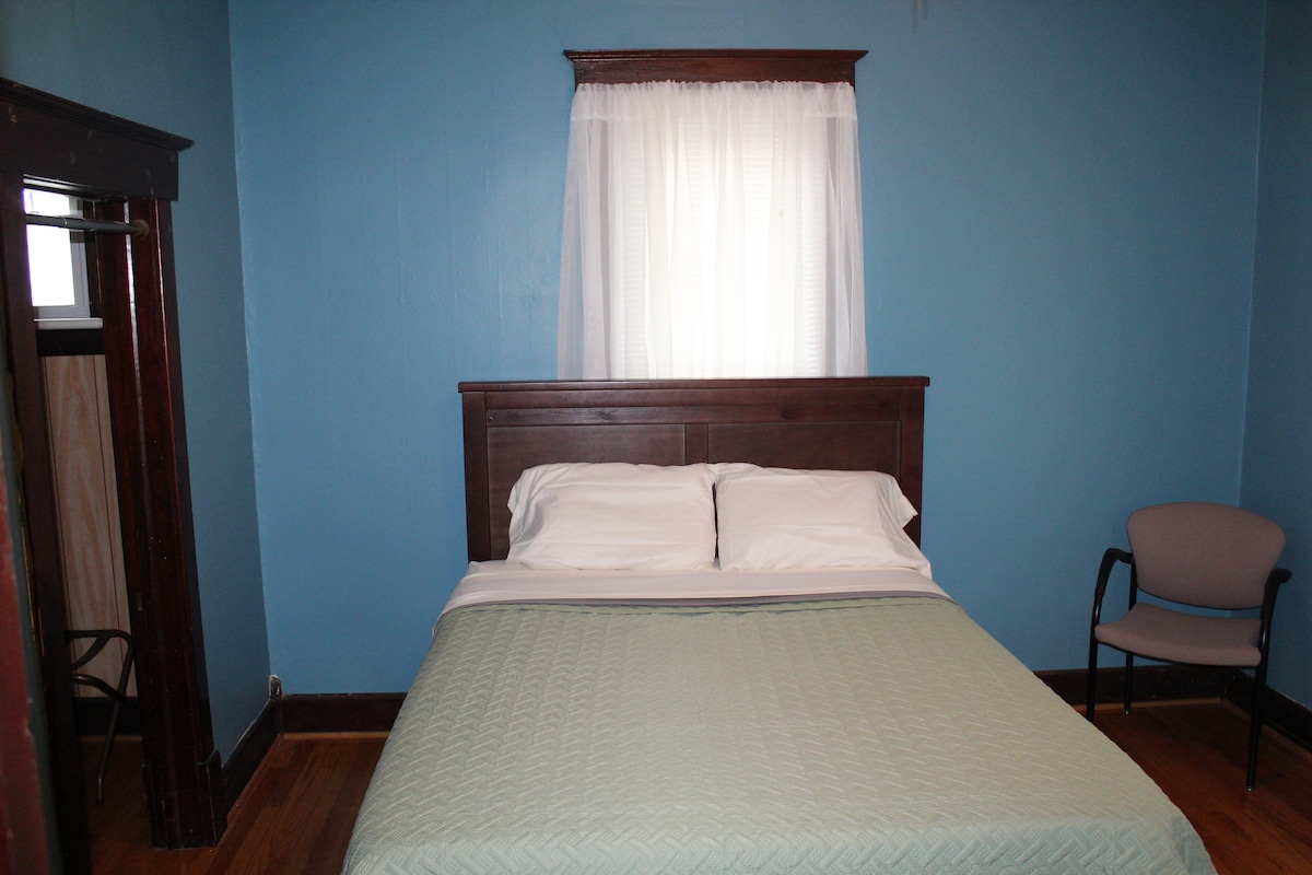 Chumba cha kulala kilicho na kitanda cha ukubwa wa malkia