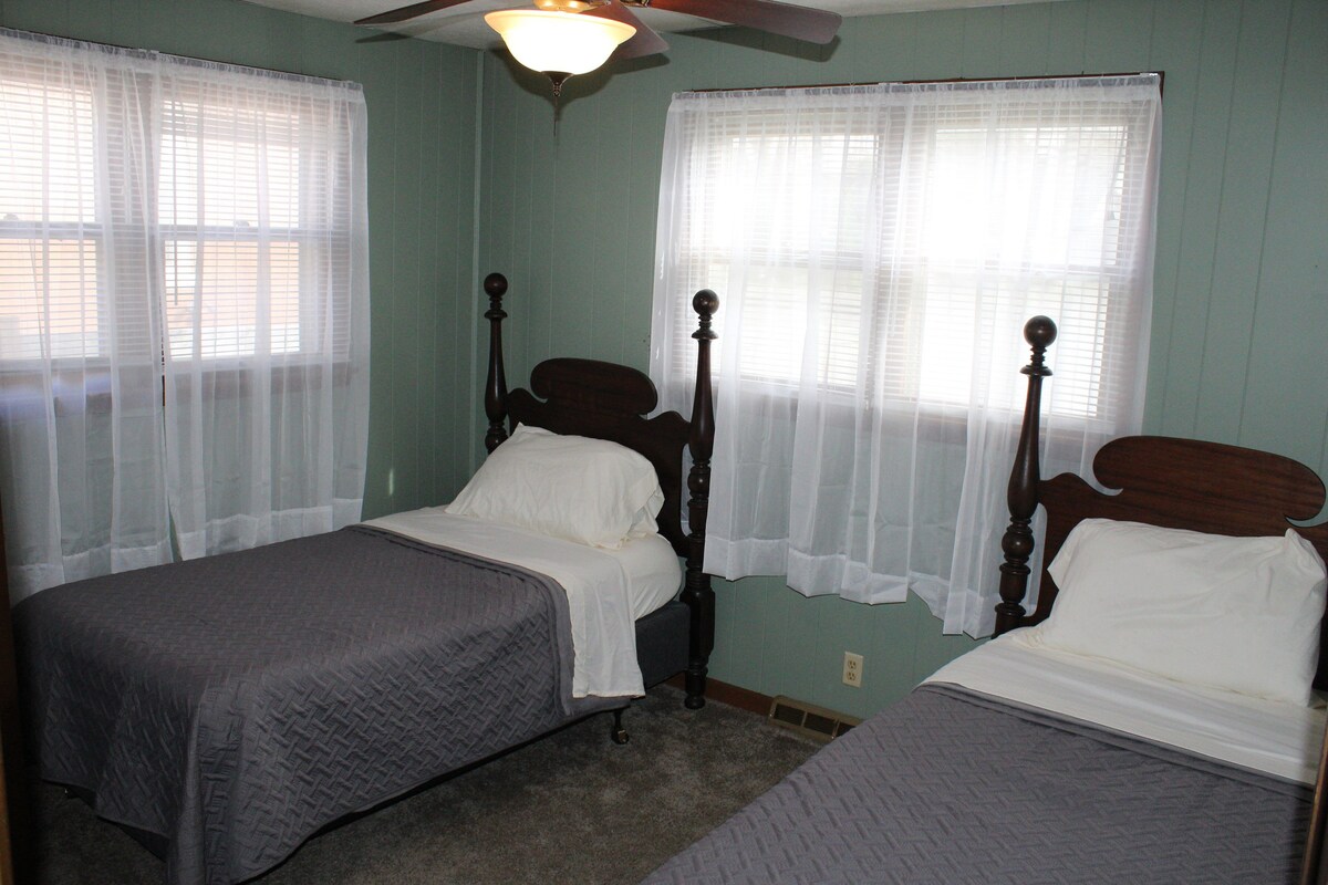 Chumba cha kulala na vitanda viwili pacha. 