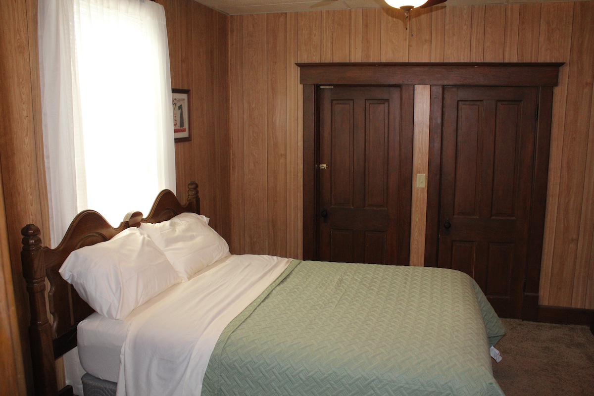 Chumba cha kulala cha 2 na kitanda cha ukubwa kamili. 