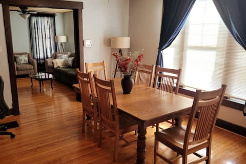 Illinois Street Bungalow in West Urbana w/ Parking