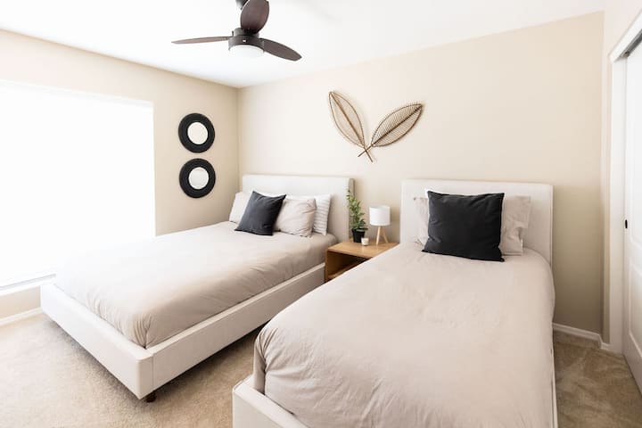 Chumba cha kulala cha tatu chenye kitanda cha ukubwa wa Kwin, kitanda kimoja cha ukubwa wa twini na kabati.