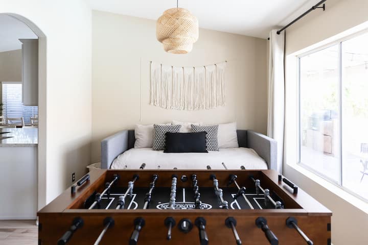 Kitanda hiki cha siku cha mapacha kinaweza kulaza mtu wa 8 katika kundi lako