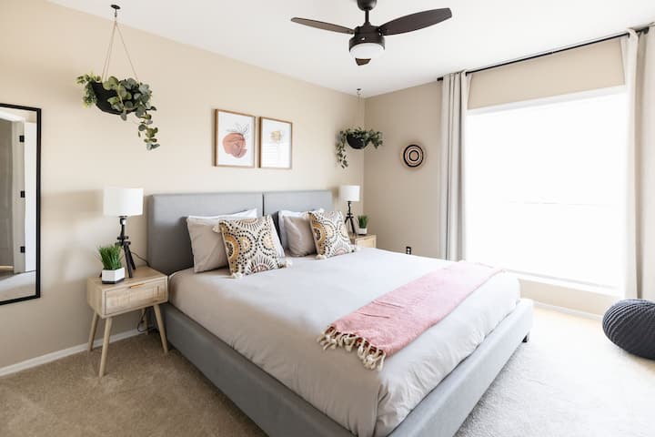 Chumba cha pili cha kulala chenye kitanda kikubwa cha kustarehesha na kabati zuri.