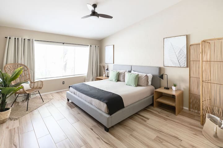 Chumba kizuri cha kulala cha msingi chenye kitanda kikubwa cha kifalme, runinga, bafu la chumbani na kabati la kuingia.