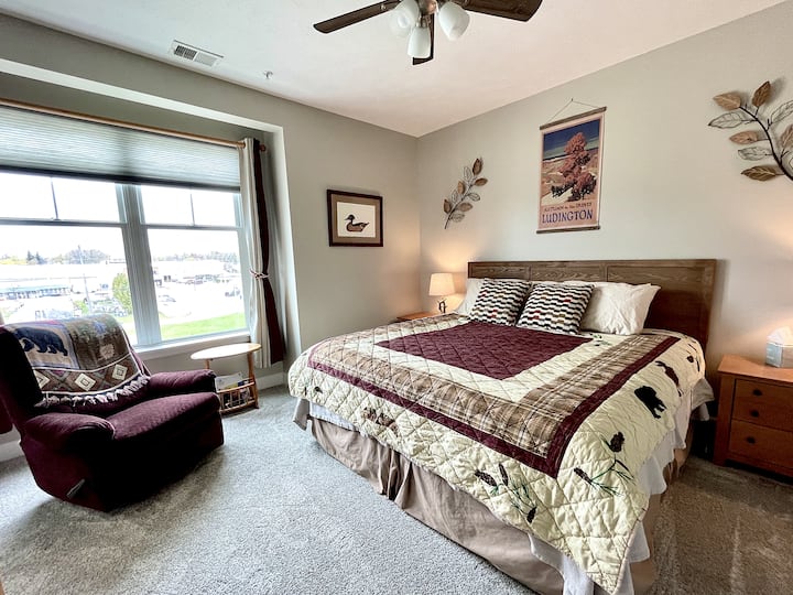 Chumba cha kulala cha msingi kilicho na kitanda aina ya king 