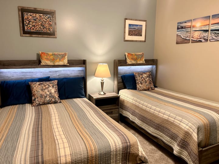 Chumba cha kulala cha tatu kilicho na kitanda kimoja kilichojaa na kitanda kimoja pacha ambacho kina mwangaza wa juu.