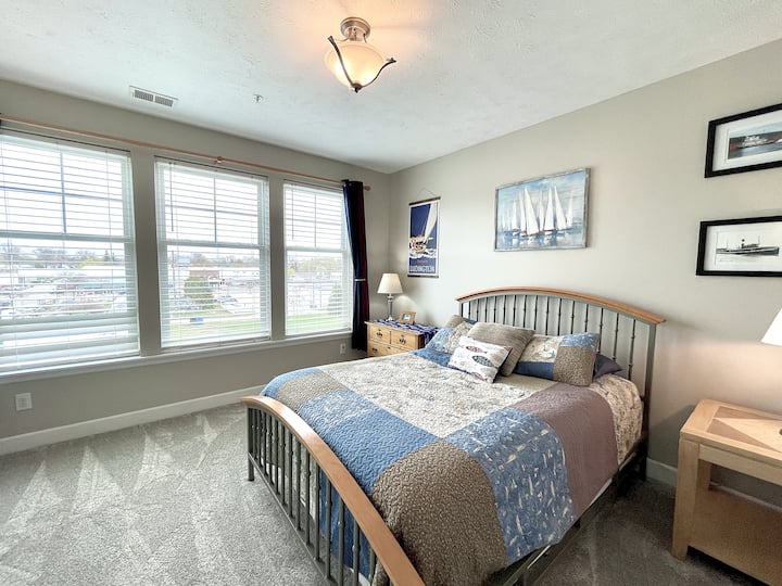 Chumba cha pili cha kulala kilicho na kitanda aina ya queen kina vifaa viwili vikubwa vya kuhifadhia. 