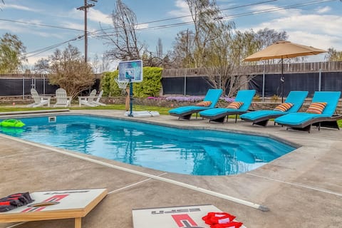 Spacious retreat w/ Heated Pool & Hot Tub