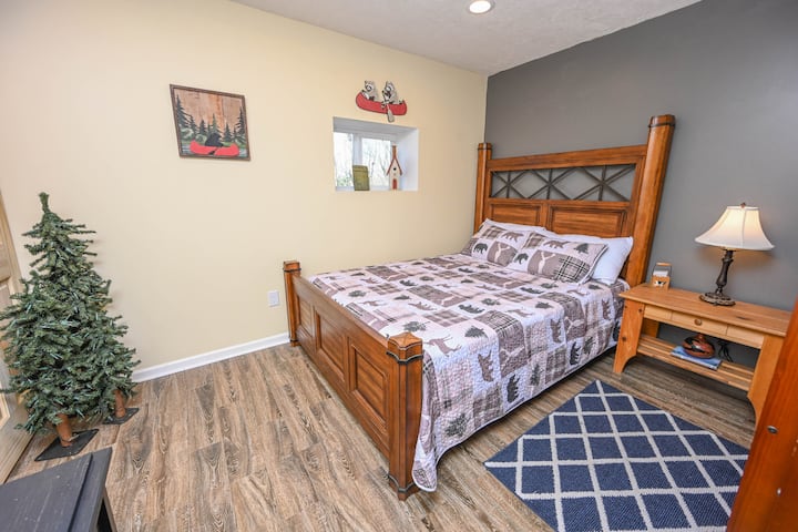 lit queen au sous-sol avec lits superposés