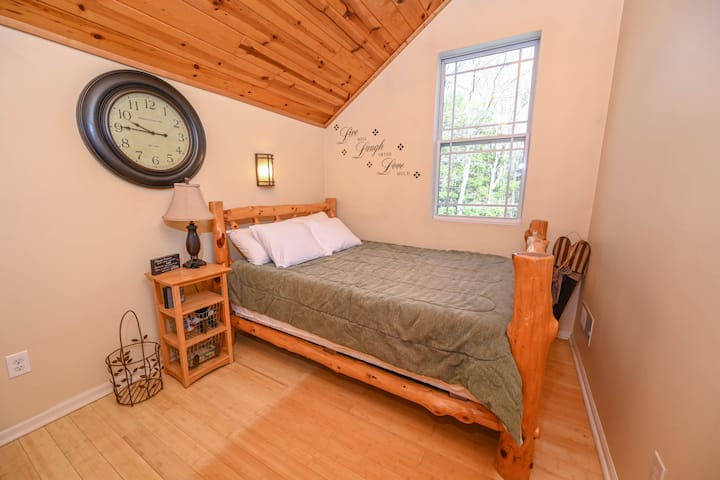 Lit queen size au 2e étage.