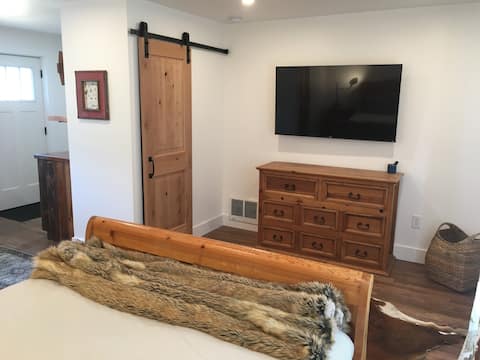 Popular Airbnb listing: Unit C Stylized Old School Motel Room in Gardiner in Livingston / Paradise Valley