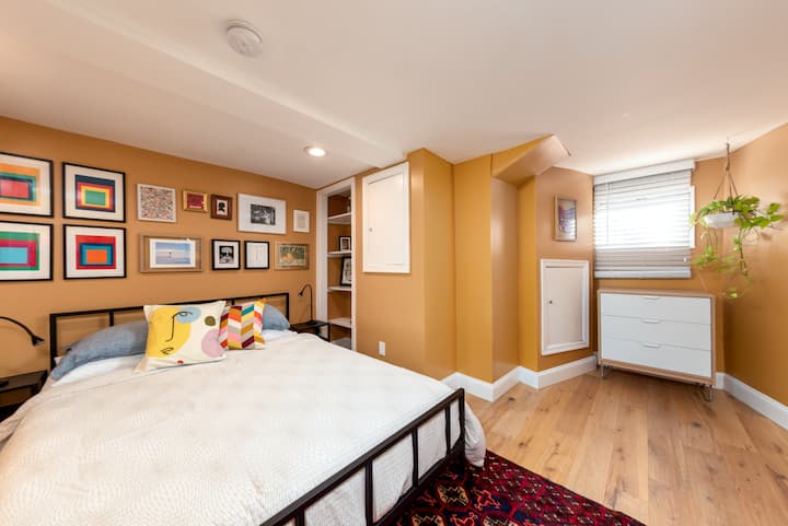 Სტუმრების საძინებელში, სარდაფში, ჩვენი მოგზაურობების ხელოვნების კედლის ქვეშ, დედოფლის ზომის საწოლია.