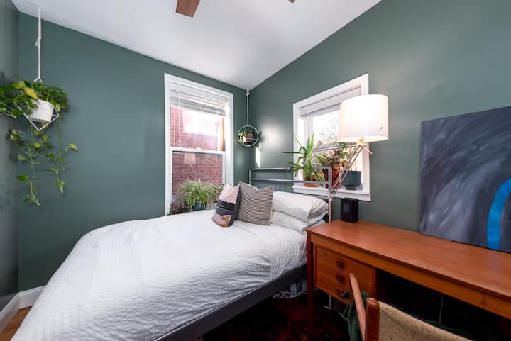 Სტუმრების საძინებელში არის სრული ზომის საწოლი, რომელიც მდებარეობს მყუდრო მცენარეულ კუთხეებში. 