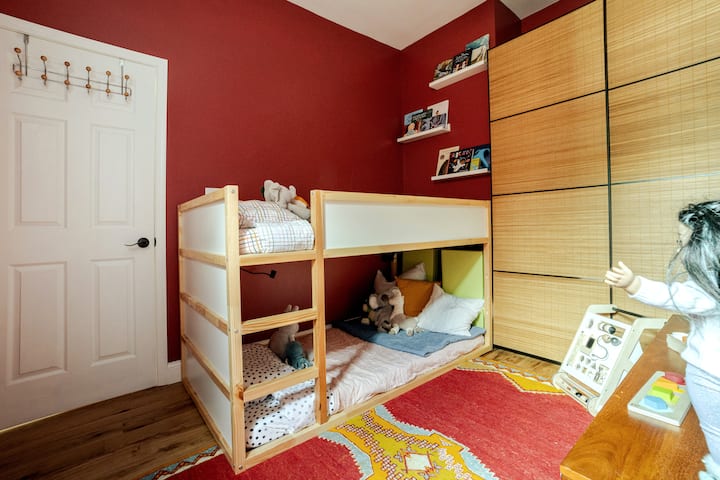 Საბავშვო ოთახში არის ორადგილიანი ორსართულიანი საწოლი. Მაგრამ ზრდასრულების დასაძინებლად საკმარისად გამძლეც არის!