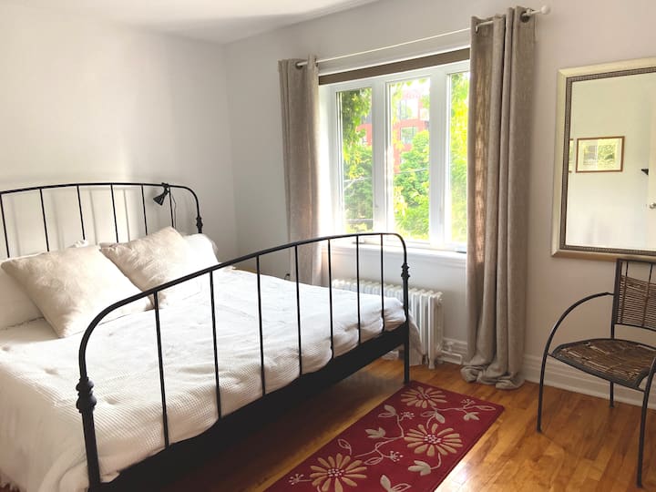 Spavaća soba s bračnim krevetom (širine 180 – 200 cm) – na katu