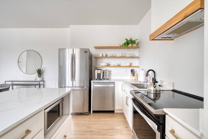 Sleeps 12 • Exclusive Floor • Great for Groups