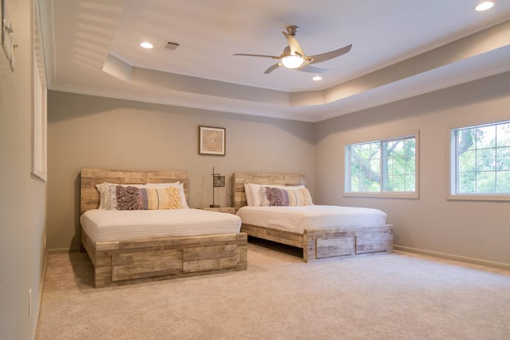 2 двойни легла 
Втори етаж/ гъвкава стая, без врата.