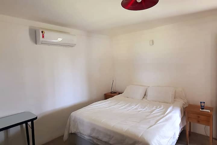 Ოთახი მთავარ სახლში გაყოფილი კონდიციონერით