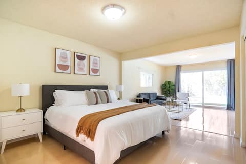 Spacious 5B/3BA w/ Master Suite - 30 Min from LAX
