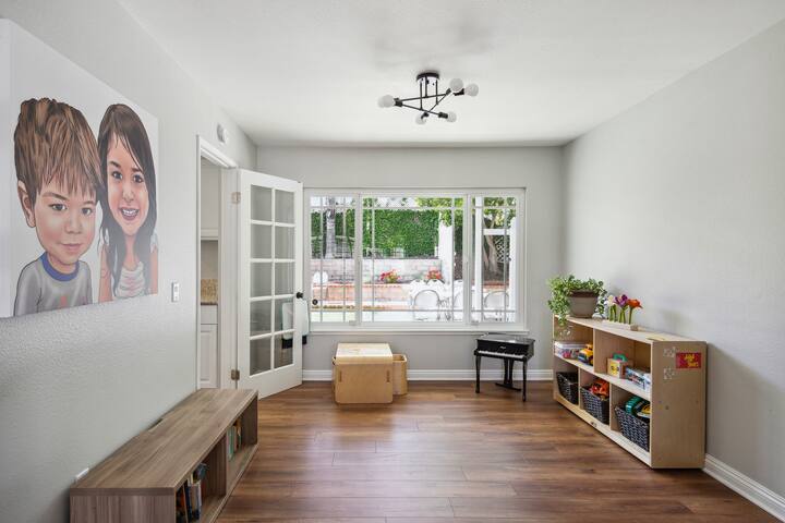 Family Friendly 5 Bed – 3 Bath Home w/ New Hot Tub gallery image 3