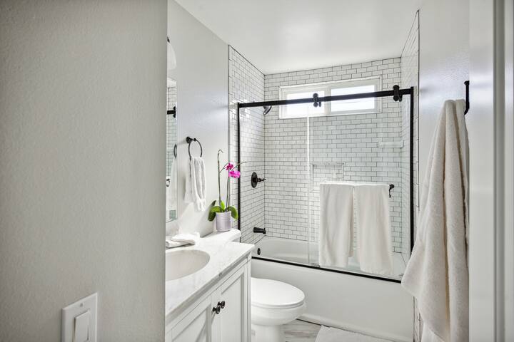 Family Friendly 5 Bed – 3 Bath Home w/ New Hot Tub gallery image 5