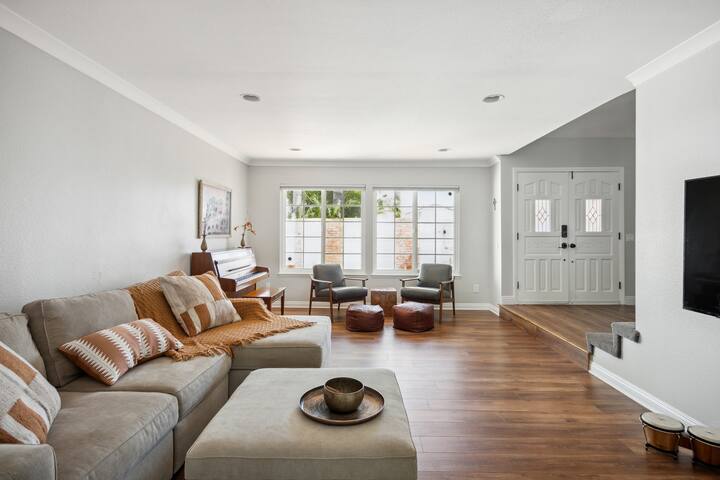 Family Friendly 5 Bed – 3 Bath Home w/ New Hot Tub gallery image 2