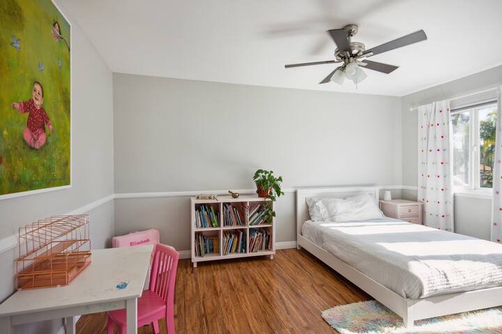 Family Friendly 5 Bed – 3 Bath Home w/ New Hot Tub gallery image 4