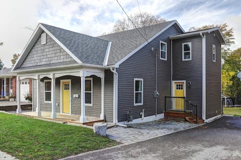 Cheerful 3 bedroom home in Port Hope with hot tub