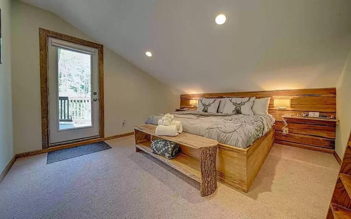 Основна спалня (спалня №1)  с двойно легло на третия етаж