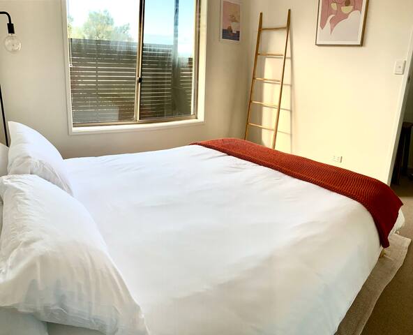 Large sunny home short walk to Hobart restaurants gallery image 5