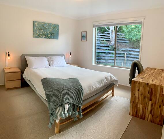 Large sunny home short walk to Hobart restaurants gallery image 2