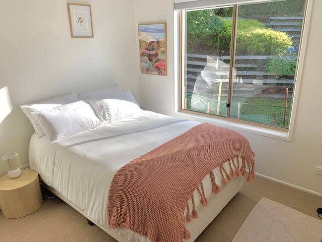 Large sunny home short walk to Hobart restaurants gallery image 4