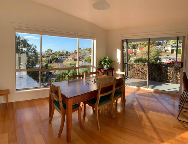 Large sunny home short walk to Hobart restaurants