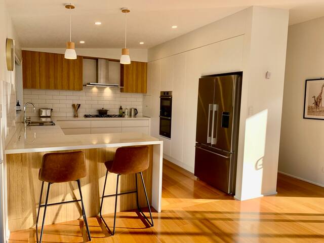 Large sunny home short walk to Hobart restaurants gallery image 3